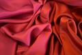 Silkesatin med tie dye print 100g/m - rød til pink