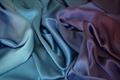 Silkesatin med tie dye print 100g/m - koboltblå til mørk blommefarvet