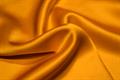 Silke satin - varm gul med orange undertone