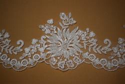 Broderet blondebort med perler og gennemsigtige pailletter - off white