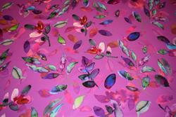 “Fed” viskosesatin med blad print 215 g/m - Cerise, turkis, blå, lilla, grøn mm.  
