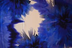 “Fed” viskosesatin med mega size blomster print 215 g/m - Offwhite, kobolt, lilla mm.