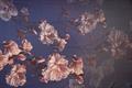 Silkesatin med print - blomst på marineblå bund100g/m